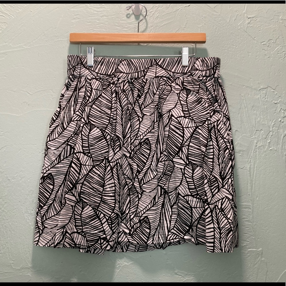 Loft-Outlet
M- Black white elastic waist skirt 
Has pockets